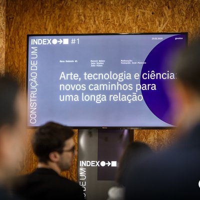 Sob o desígnio da arte, tecnologia e ciência