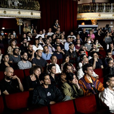 Frente e Verso: humor and technology come together on stage at Theatro Circo 